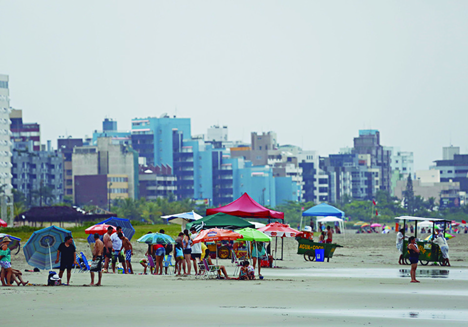 Praia esvaziou, mas contou com os resistentes de sempre. | Felipe Rosa/Gazeta do Povo