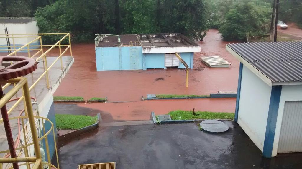 Chuvas interrompem abastecimento em 13 cidades do Norte do Estado Captações foram inundadas, como esta em Rolândia | Sanepar/Sanepar