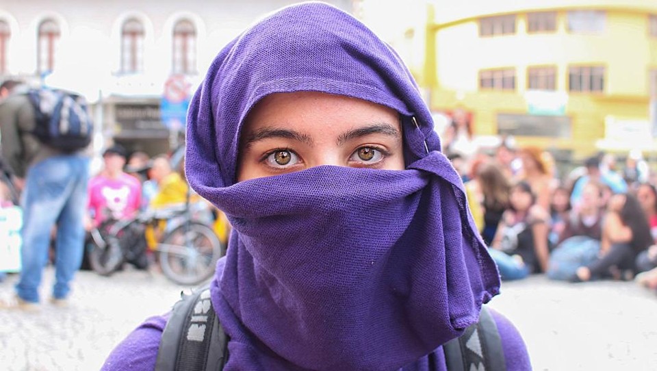 “Há alguns dias eu estava de bicicleta, parei no semáforo e parou um ônibus do meu lado cheio de torcedores indo para o estádio de futebol. Estava frio e eu estava de calça, blusa, toca, luvas... Os torcedores começaram a mexer comigo com palavras machistas, ofensivas, desrespeitosas.” | Fotos: Gustavo Jordaky