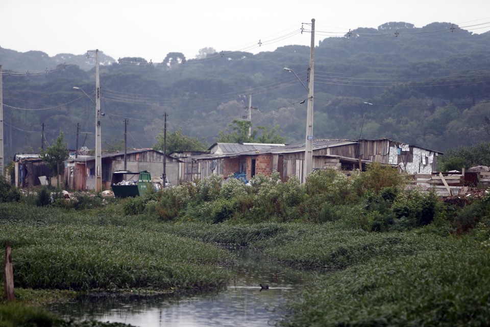 Vila Pantanal: área de risco com moradores que se encaixam no programa em Curitiba. | Albari Rosa/gazeta do povo