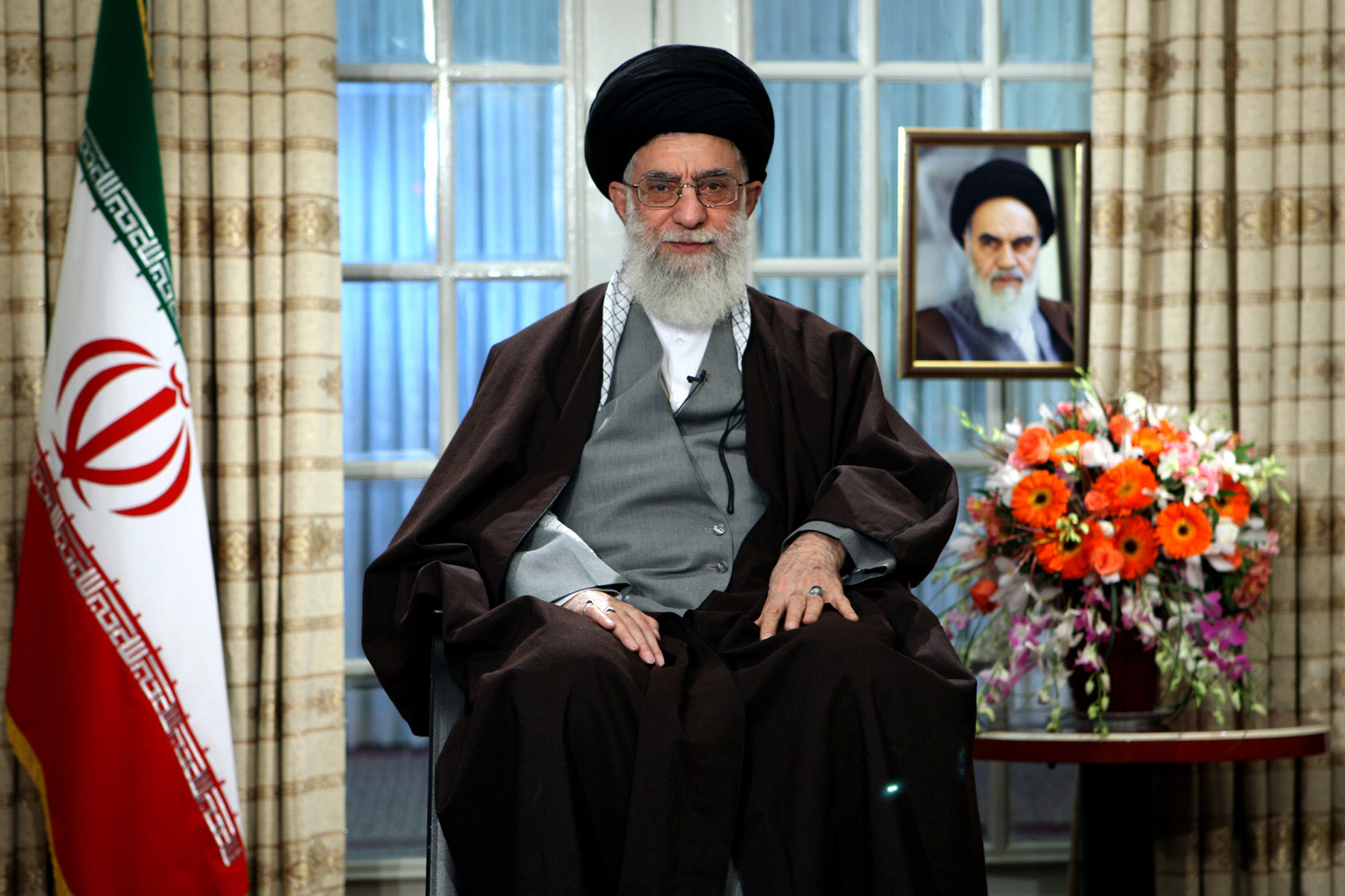 O aiatolá Ali Khamenei em uma das raras fotos (2010): “a divina vingança cairá sobre os políticos sauditas”. | HO/AFP