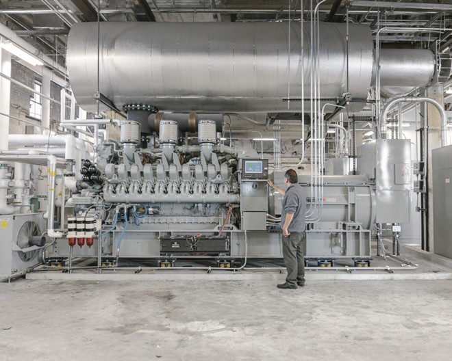 Geradores de energia, como o movido a diesel desta foto, também fazem parte da infraestrutura destes locais. | Peter Garritano