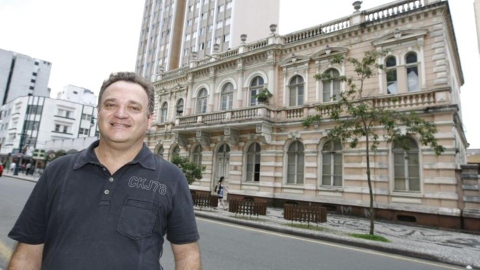 Severo em frente ao prédio histórico do MIS. | Arquivo Gazeta do Povo/