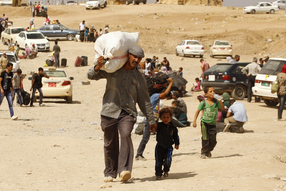 O Iraque faz fronteira com a Síria pela região norte. Na foto, refugiados sírios  adentram o país em busca de proteção. | TAS/LP/THAIER AL-SUDANI