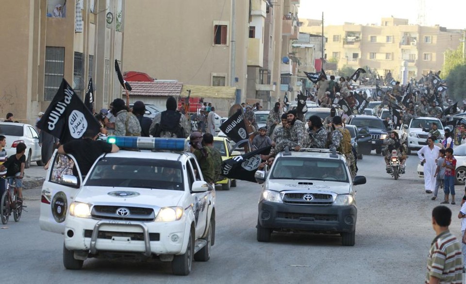 Militantes do Estados Islâmico durante a ocupação de Raqqa, na Síria, em 2014 | CK/af/STRINGER