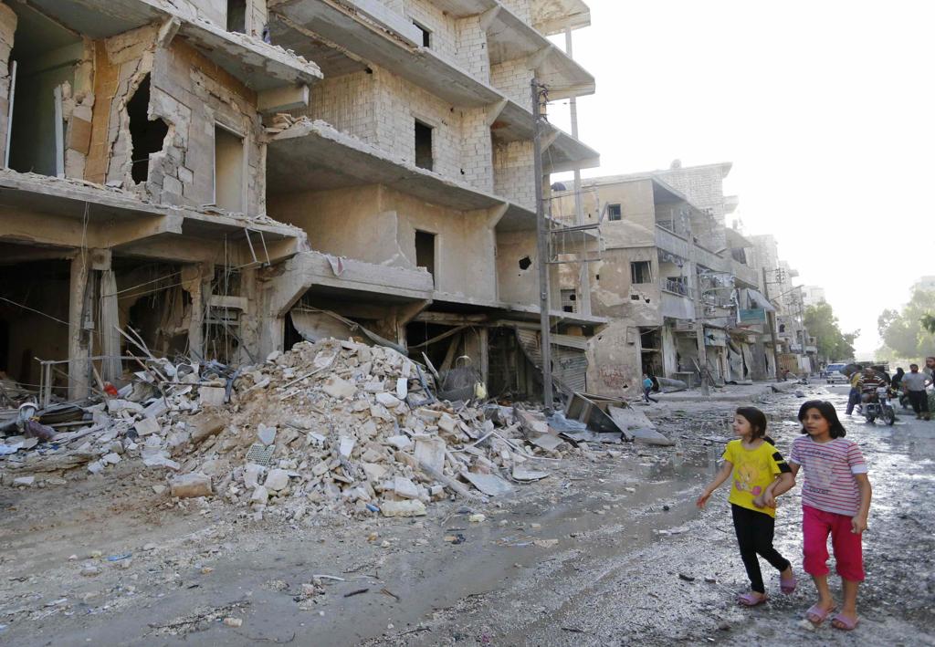 Construção destruída na Síria após taque aéreo: rede avisa rebeldes sobre ataques russos | MS/DN/HOSAM KATAN