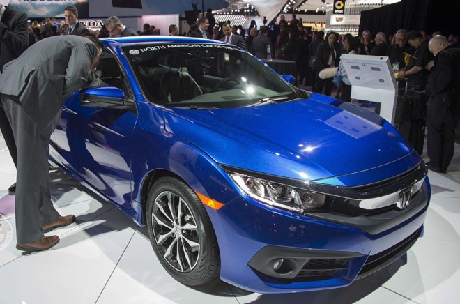 A nova geração do Civic em destaque no estande da Honda em Detroit. | Jim Watson/AFP