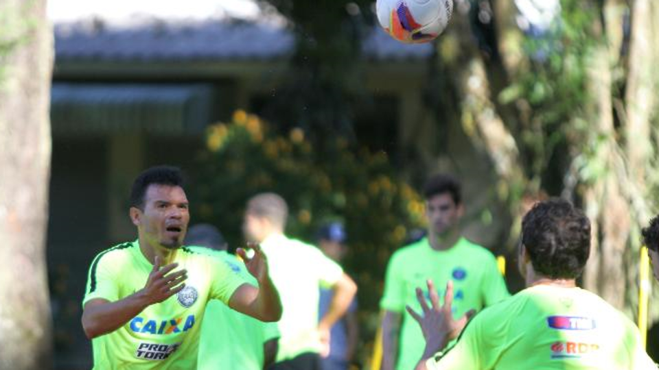 Por temporada vencedora, lateral Ceará cobra coesão do elenco do Coritiba Ceará quer que o Coritiba esteja unido para conseguir resultados em 2016. | Eduardo Luiz Klisiewicz/Gazeta do Povo