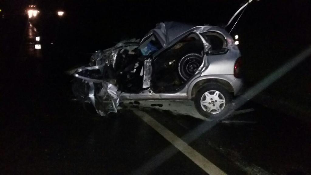 Corsa que foi atingido tinha quatro ocupantes. Três morreram | PRF/Divulgação