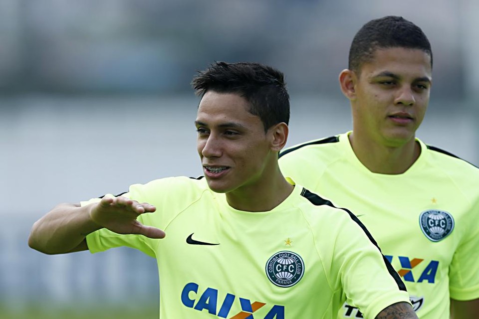 O meia Dudu, de volta ao Coritiba, gesticula em treino para a temporada 2016, ao lado do zagueiro Walisson Maia. | Albari Rosa/Gazeta do Povo