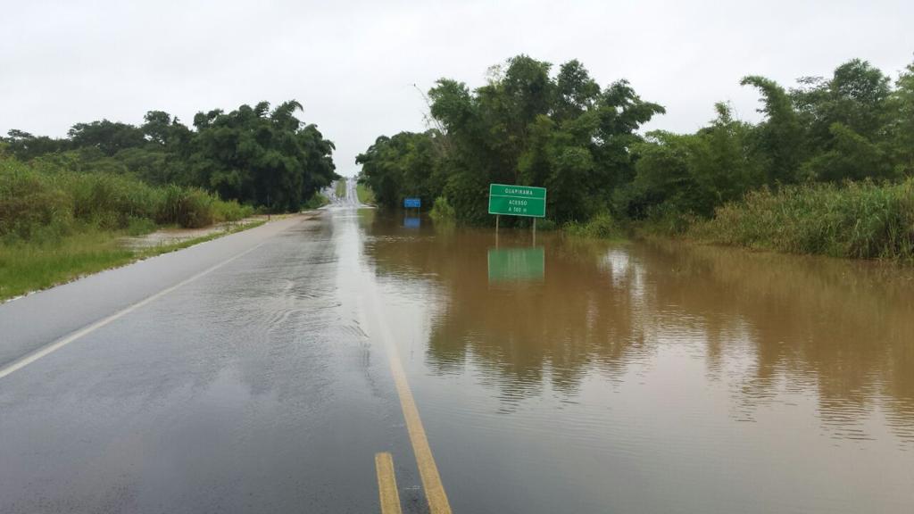 O km 66 da BR-153,em Conselheiro Mairinck, está totalmente interditado por conta de alagamentos | Divulgação/PRF