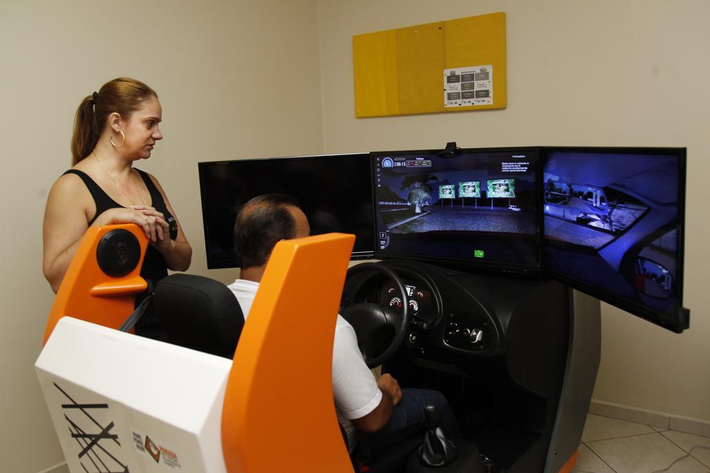 Simulador de direção na CFC Sítio Cercado, em Curitiba. É a única escola que já oferta o serviço na capital | Aniele Nascimento/Gazeta do Povo