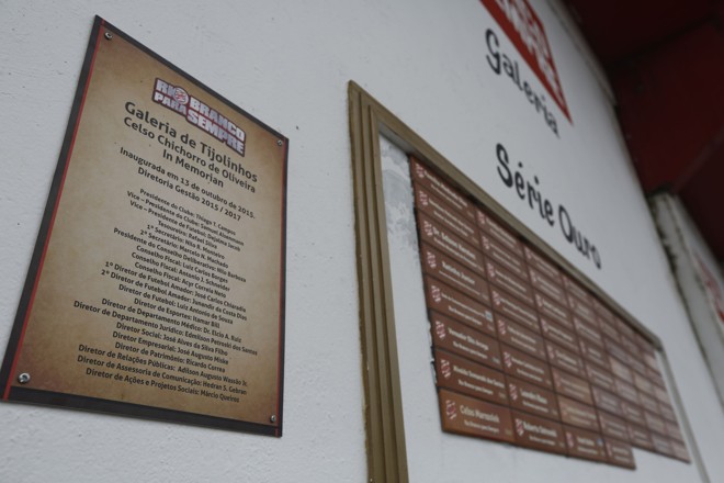 Placa apresenta a “Galeria de Tijolinhos”, que exibe os nomes dos torcedores que ajudaram o clube a levantar recursos para reformar parte do Estádio Nelson Medrado Dias, a casa do Leão. | Felipe Rosa/TRIBUNA DO PARANA