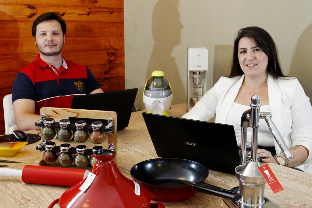 Fábio e Fernanda Skraba, fundadores do E-Casa Nove: foco no site otimizou negócio. | Hugo Harada/Gazeta do Povo