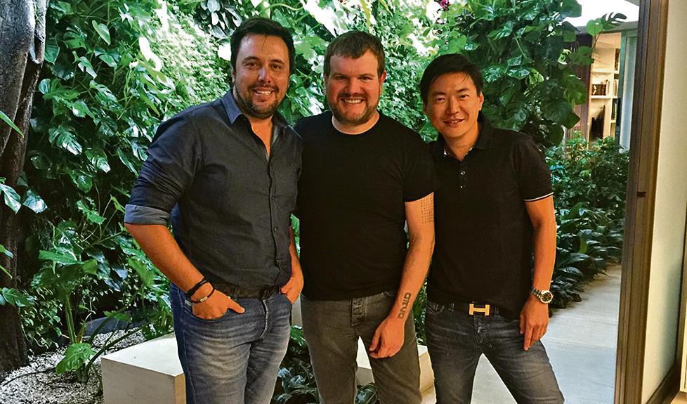 Em São Paulo, Cassiano Garcia, diretor da Construtora Monreal (à esq.), com o arquiteto Guilherme Torres e o arquiteto e paisagista Alex Hanazaki,que assinam o novo empreendimento executado pela construtora em Curitiba. | Divulgação