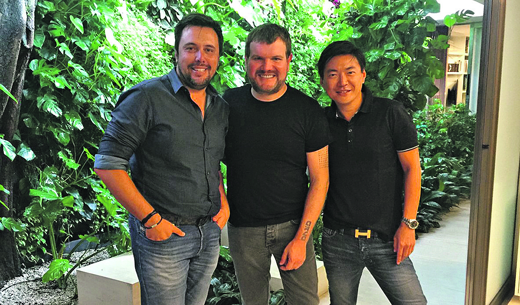 Em São Paulo, Cassiano Garcia, diretor da Construtora Monreal (à esq.), com o arquiteto Guilherme Torres e o arquiteto e paisagista Alex Hanazaki,que assinam o novo empreendimento executado pela construtora em Curitiba.