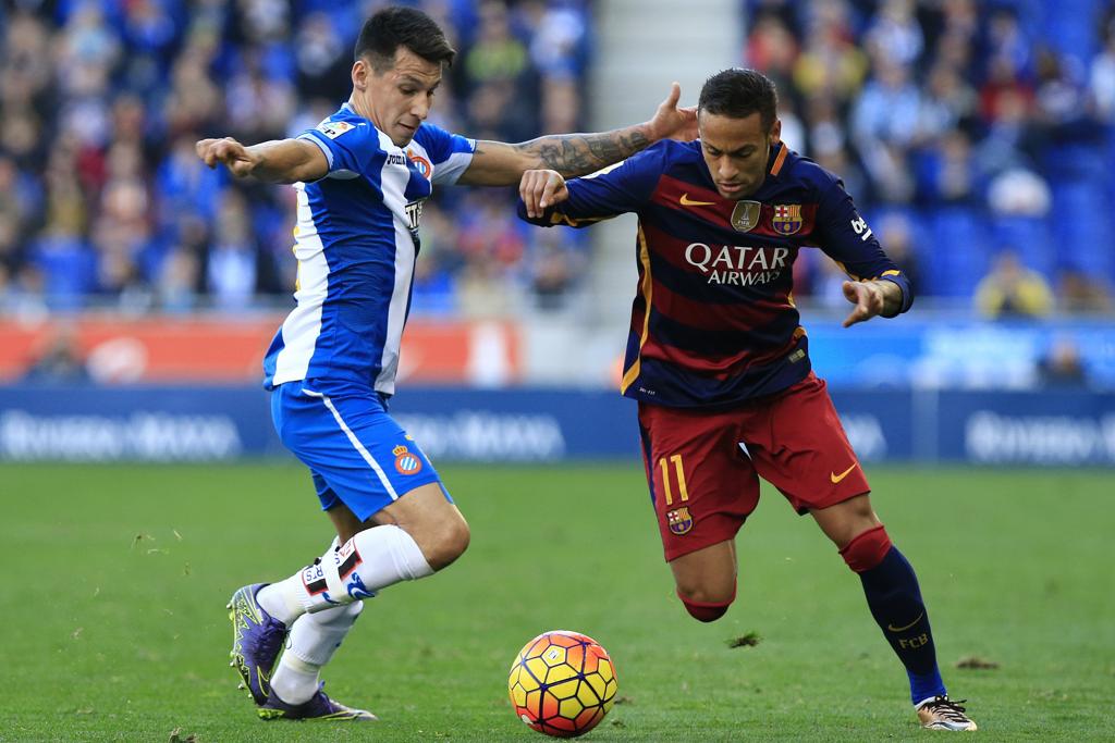 Neymar foi alvo de injúrias raciais por parte da torcida do Espanyol. | Pau Barrena/AFP