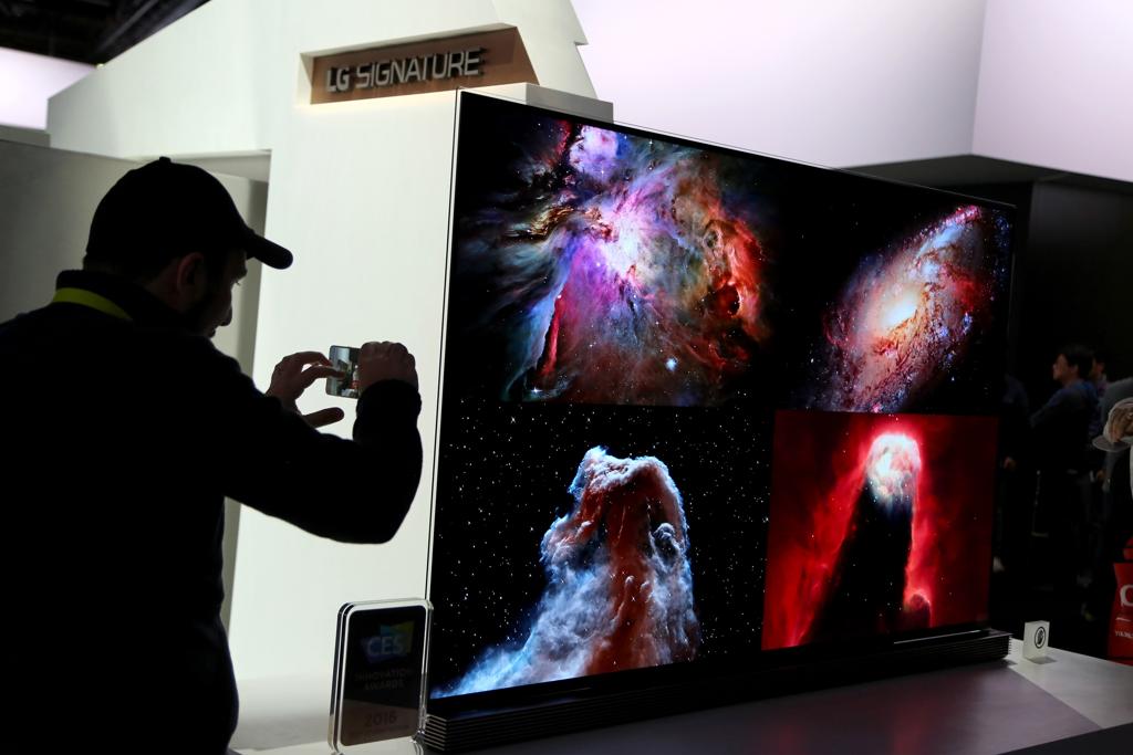Visitante fotografa aparelho da LG com resolução 4K e tela OLED | DAVID MCNEW/AFP