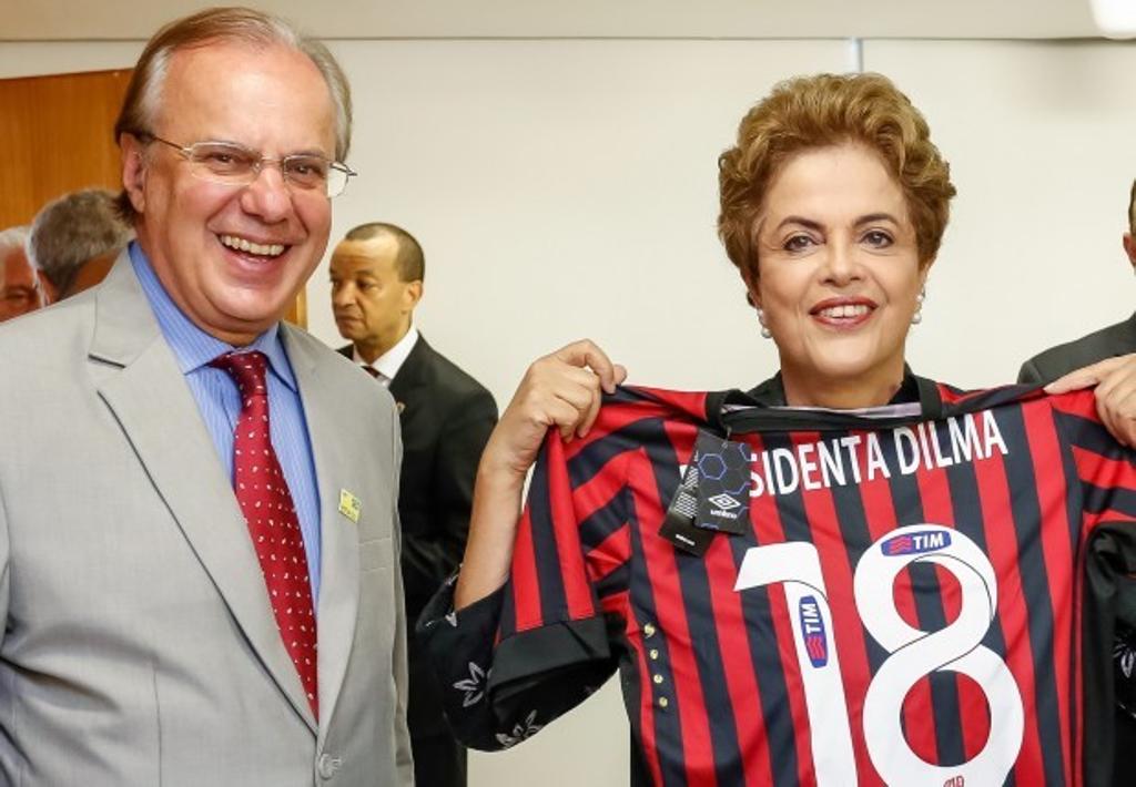 Presidente do Atlético, Luiz Sallim Emed, entregou a camisa do Atlético para a presidente do Brasil, Dilma Rousseff. | Ichiro Guerra/Palácio do Planalto