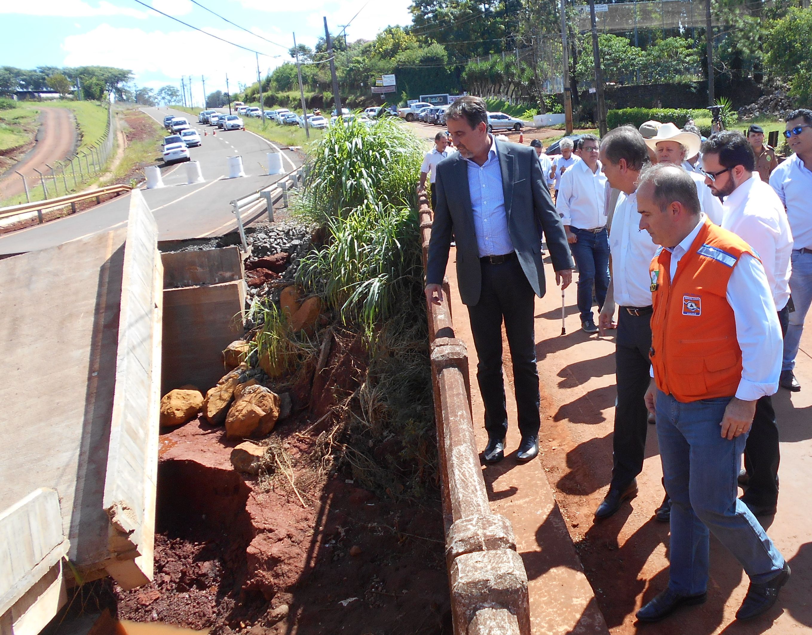 Ministro Gilberto Occhi visita a ponte destruída pela chuva na Rodovia Mábio Palhano, em Londrina | Marcus Ayres/Gazeta do Povo