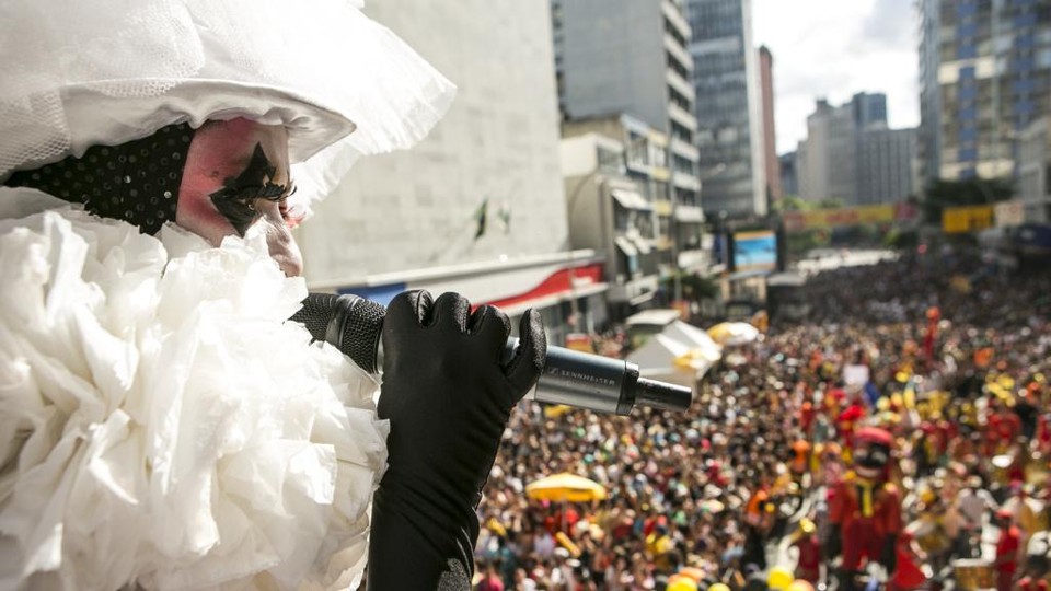 Bloco Garibaldis e Sacis volta a animar os foliões na Marechal Deodoro no domingo | Marcelo Andrade/Gazeta do Povo