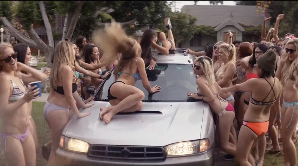 Mac e Kelly agora combatem uma fraternidade feminina que se mudou para a casa ao lado. | /Reprodução