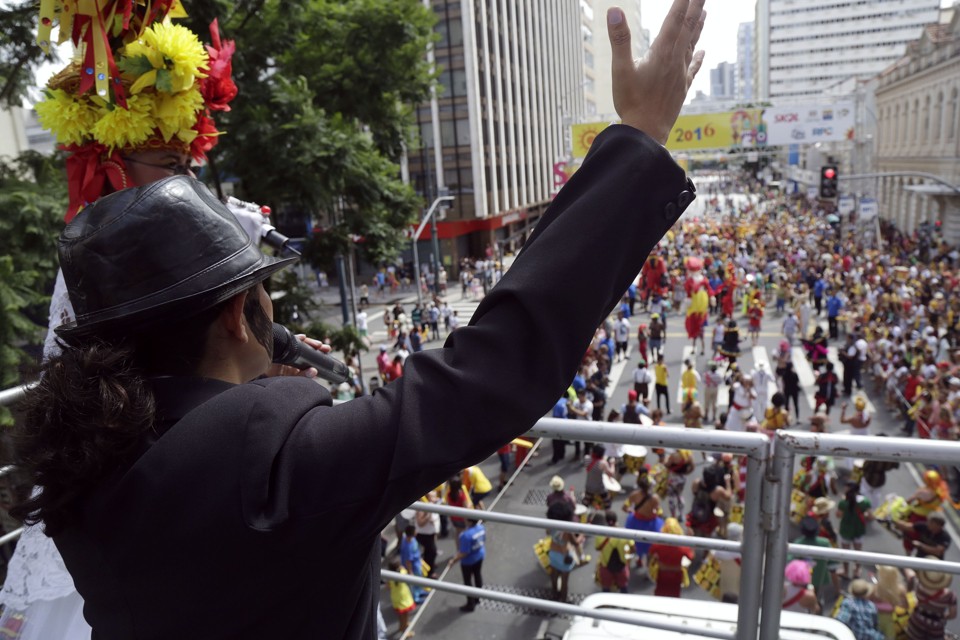 Foliões de todas as idades participaram da festa, que reafirma a vocação do espaço público como palco cultural. | Pedro Serapio/Gazeta do Povo