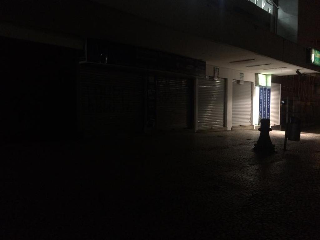 Base já sem o poste, no canto direito da foto: sem iluminação, centro tem pontos de breu. | Gazeta do Povo/