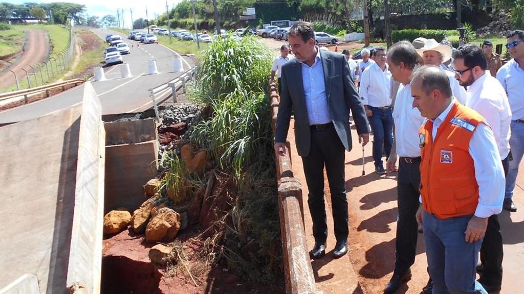 Ministro Gilberto Occhi visita a ponte destruída pela chuva na Rodovia Mábio Palhano, em Londrina | Marcus Ayres/Gazeta do Povo/