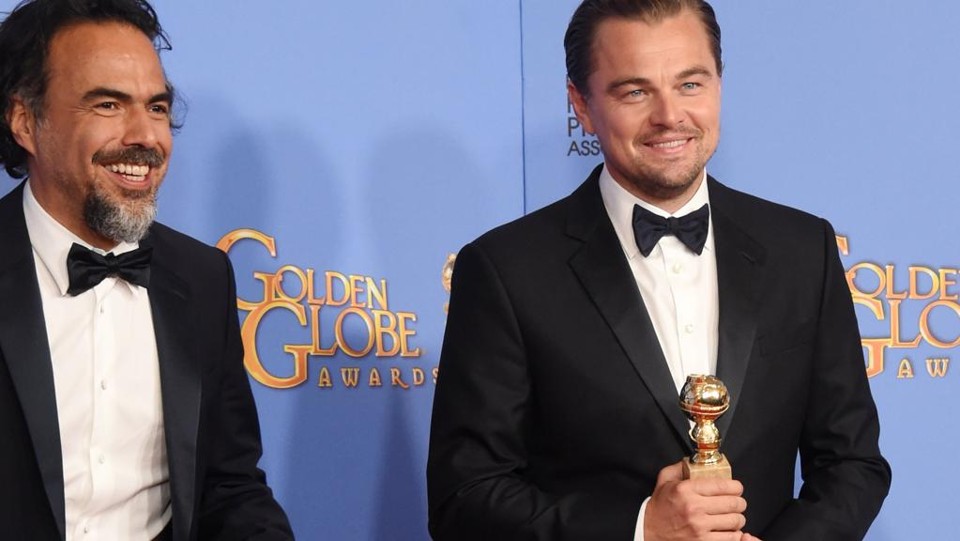 Alejandro González Iñárritu e Leonardo DiCaprio: os grandes vencedores da noite pelo filme “O Regresso”. | FREDERIC J BROWN/AFP