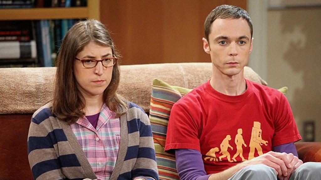 Amy (Mayim Bialik) e Sheldon (Jim Persons) em cena de “The Big Bang Theory”. | Divulgação