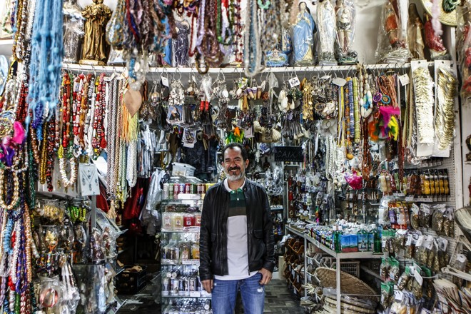 Zamir Machado, da Casa do Orixás, está na Tobias de Macedo há mais de 30 anos. | Jonathan campos/Gazeta do Povo