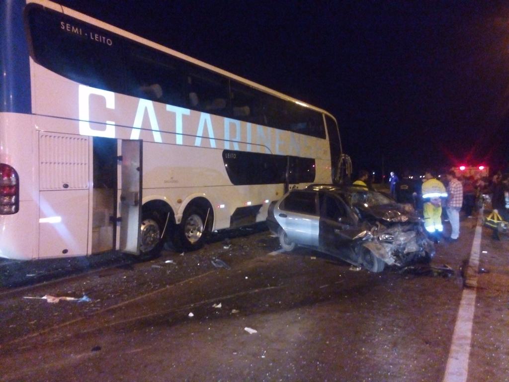 Colisão entre ônibus e carro deixou um morto e acabou atraindo a atenção de motoristas, o que provocou uma segunda colisão na rodovia | Divulgação/Polícia Rodoviária Federal/