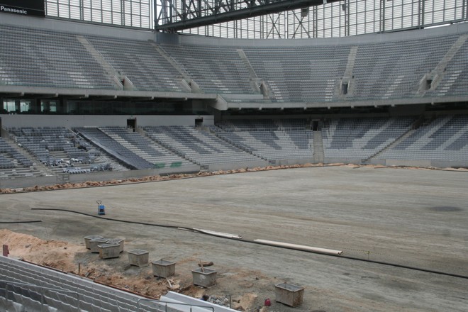 As obras continuam na Arena da Baixada restando um mês para o fim da instalação do novo gramado. | Gerson Kllaina /Tribuna do Paraná