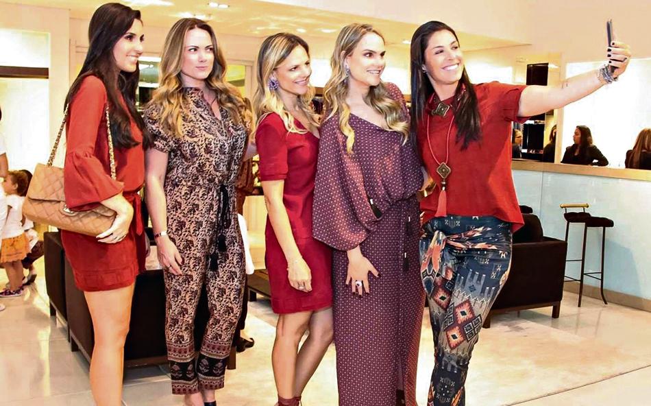Maria Victoria Mansur, Luciane Beira, Juliana Martins de Oliveira, Giovana Martins de Oliveira e Mariana Fugiawara curtem o evento de lançamento do inverno da grife Mixed, ontem à tarde, no Pátio Batel. | Naideron Jr.