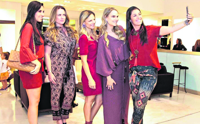 Maria Victoria Mansur, Luciane Beira, Juliana Martins de Oliveira, Giovana Martins de Oliveira e Mariana Fugiawara curtem o evento de lançamento do inverno da grife Mixed, ontem à tarde, no Pátio Batel. | Naideron Jr.