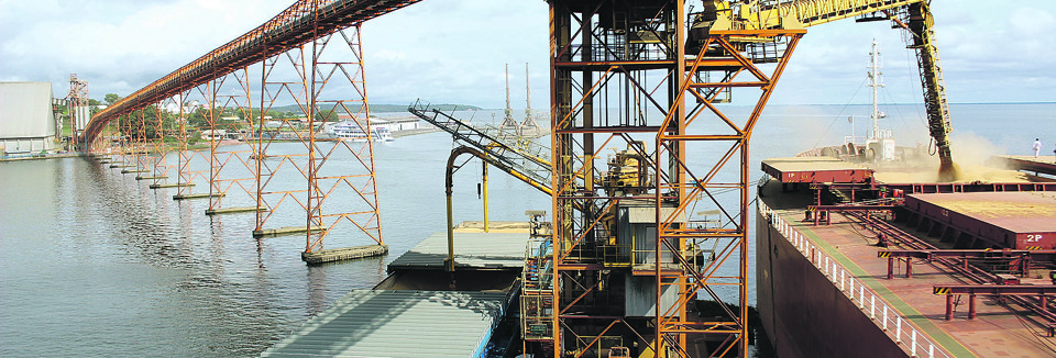 Navio carrega soja em Santarém (PA) para abastecer a China. Brasil chega a redesenhar logística de produção e escoamento para atender país asiático. | Giovani Ferreira/Gazeta do Povo