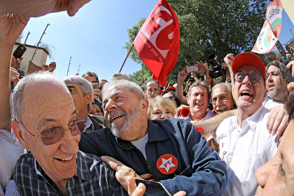 Lula com o presidente do PT Rui Falcão durante ato em SP: militância vai às ruas para defender o ex-presidente. | Agência PT