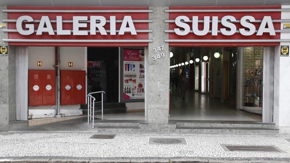 Entrada da Rua José Loureiro: ponto comercial começou com as instalações de uma loja de material elétrico. | Fotos: Henry Milleo / Gazeta