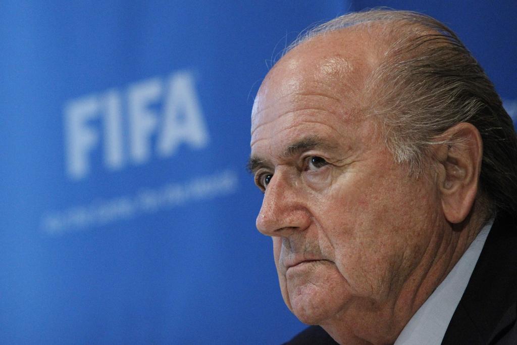 Presidente afastado da Fifa, o suíço Joseph Blatter, responde a s denúncias de abuso de confiança, conflito de interesses e gestão desleal | SEBASTIAN DERUNGS/AFP