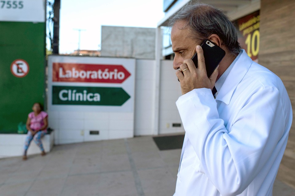 O médico infectologista Antonio Carlos Bandeira, que fez parte da equipe que identificou o zika vírus no Brasil pela primeira vez, em Camaçarí (BA), no início de 2015. | Christophe Simon/AFP
