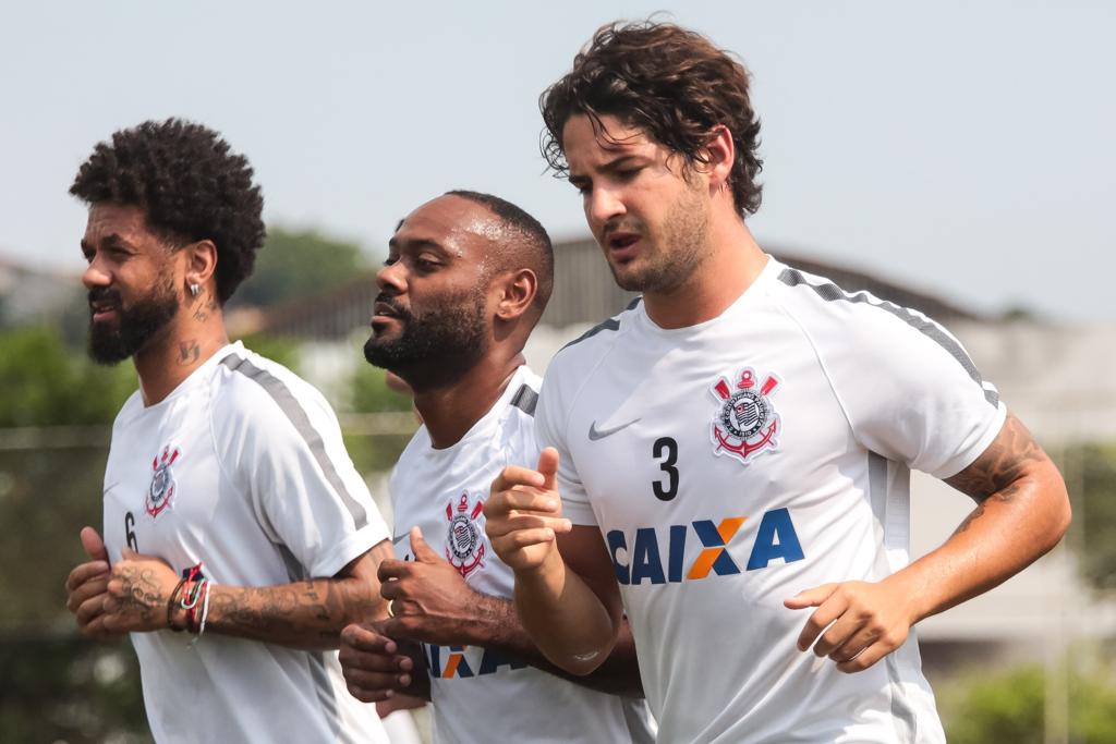 Alexandre Pato corre ao lado de Cristian e Vágner Love em sua volta ao Corinthians depois de defender o São Paulo. | Rodrigo Gazzanel/Futura Press/Folhapress
