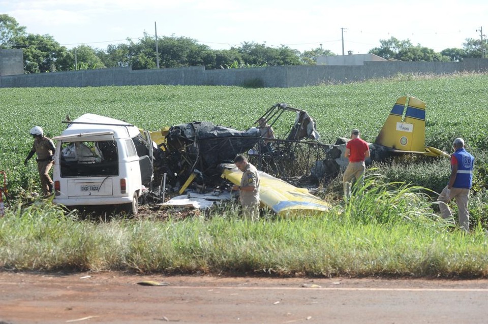 Sobe para seis o número de mortos em acidente envolvendo avião e Kombi em Londrina | Anderson Coelho/Folha de Londrina