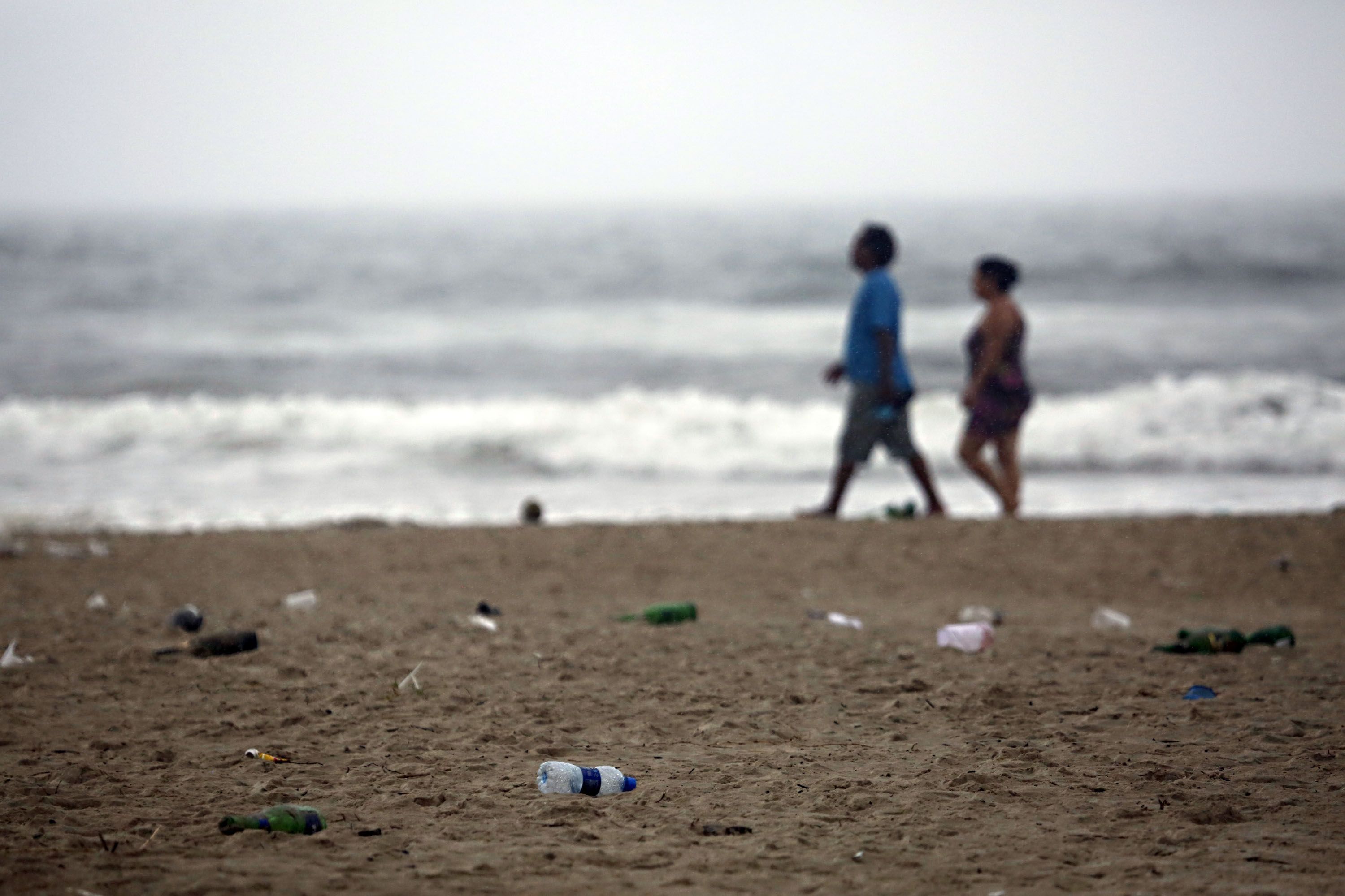 Areia da praia com muito lixo na primeira manhã do ano. | Felipe Rosa
/Gazeta do Povo