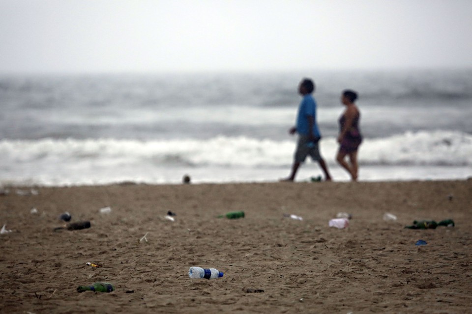 Areia da praia com muito lixo na primeira manhã do ano. | Felipe Rosa
/Gazeta do Povo