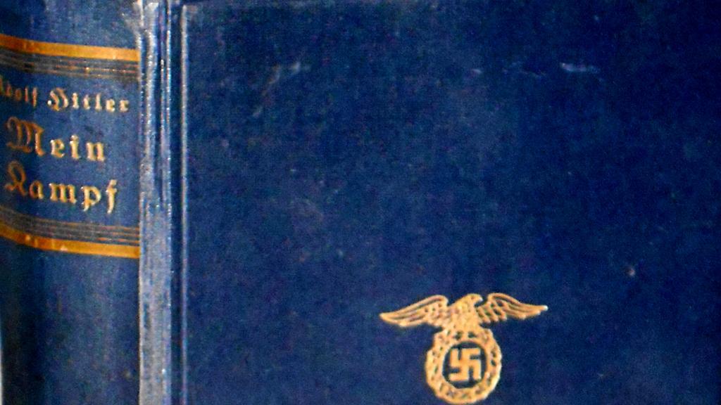 Detalhe da capa de “Mein Kampf”, na edição original em alemão. | Diagram Lajard/Wikimedia Commons
