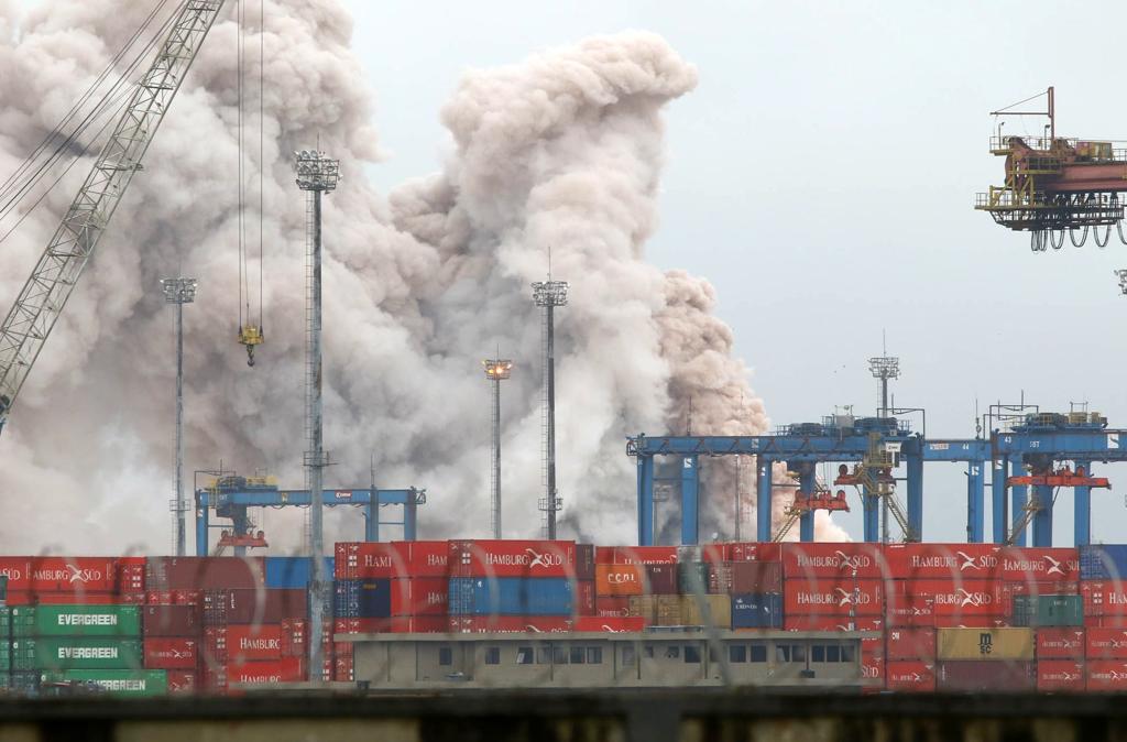 Objetivo agora é diluir o material em grandes quantidades de água para que ele não tenha mais risco de reação | Maurício de Souza/AFP