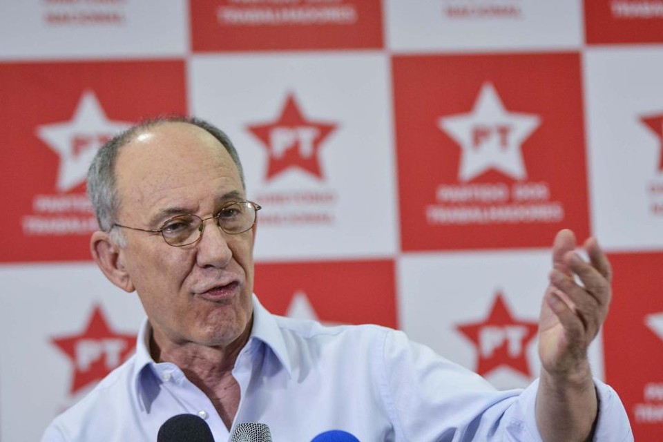 Rui Falcão: pedido de extinção do PT é mais uma atitude antidemocrática do PSDB Presidente do PT, Rui Falcão, afirmou que PSDB tenta criar “mais um factoide”. | Fernando Zamora/Futura Press - Folhapress