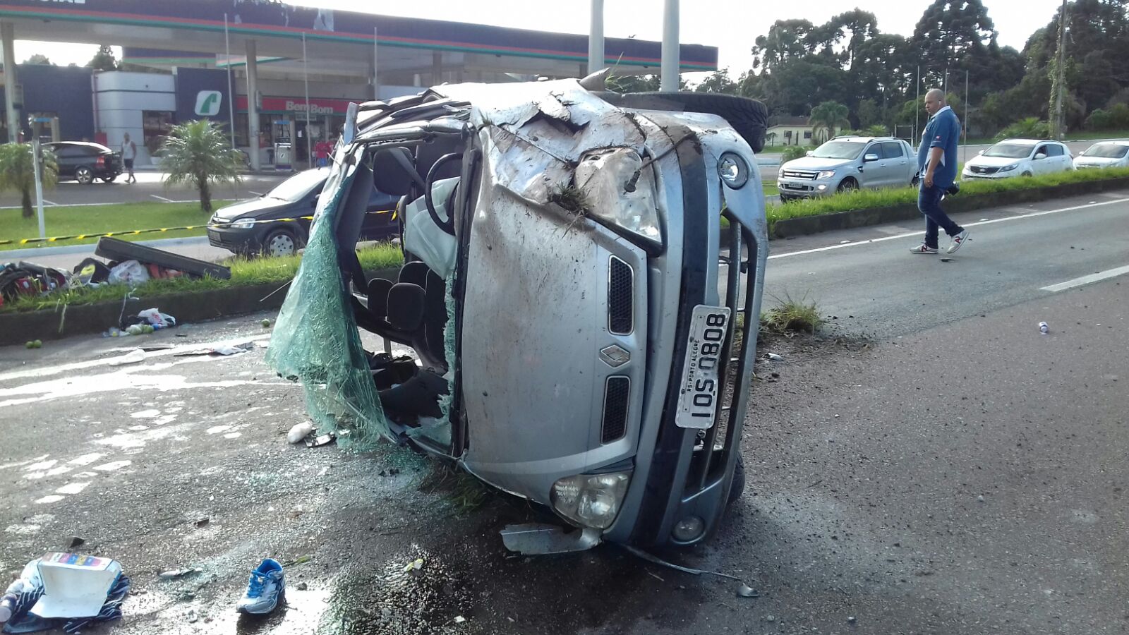 Após batida, carro deslizou por 5 metros e ainda capotou. | Divulgação/PRF