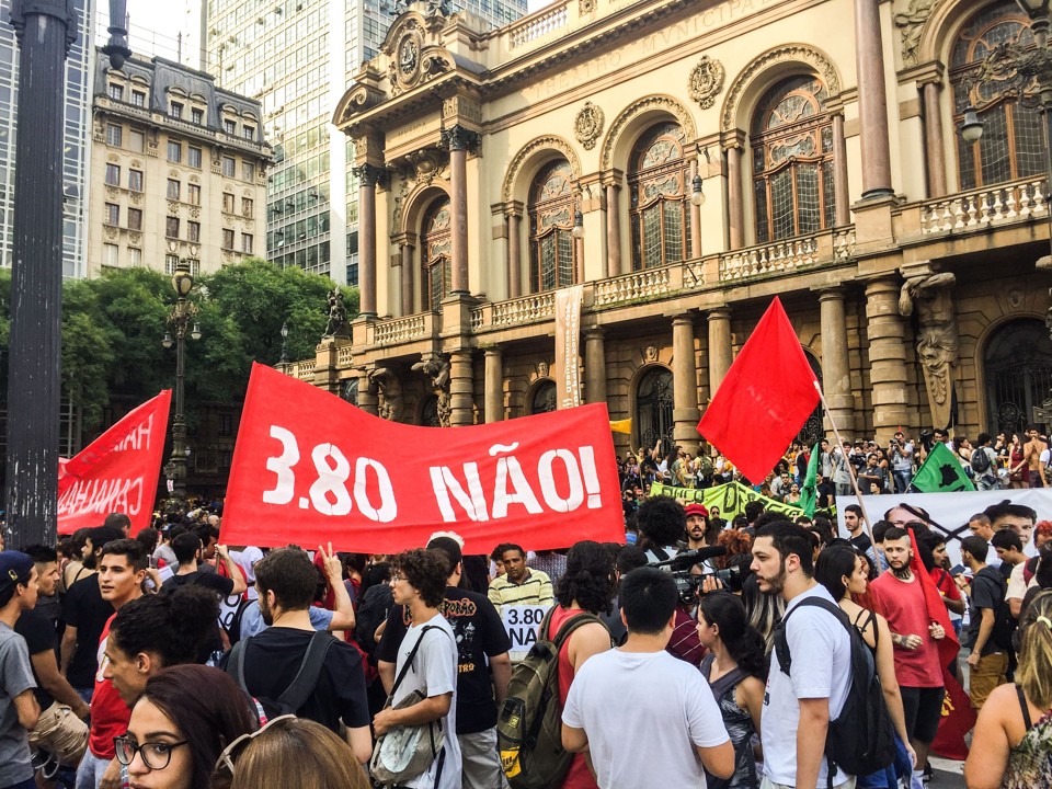 “É melhor eleger um mágico”, diz Haddad sobre passe livre para todos Protesto em São Paulo contra aumento de passagem em 12 de janeiro | Rovena Rosa/Agência Brasil